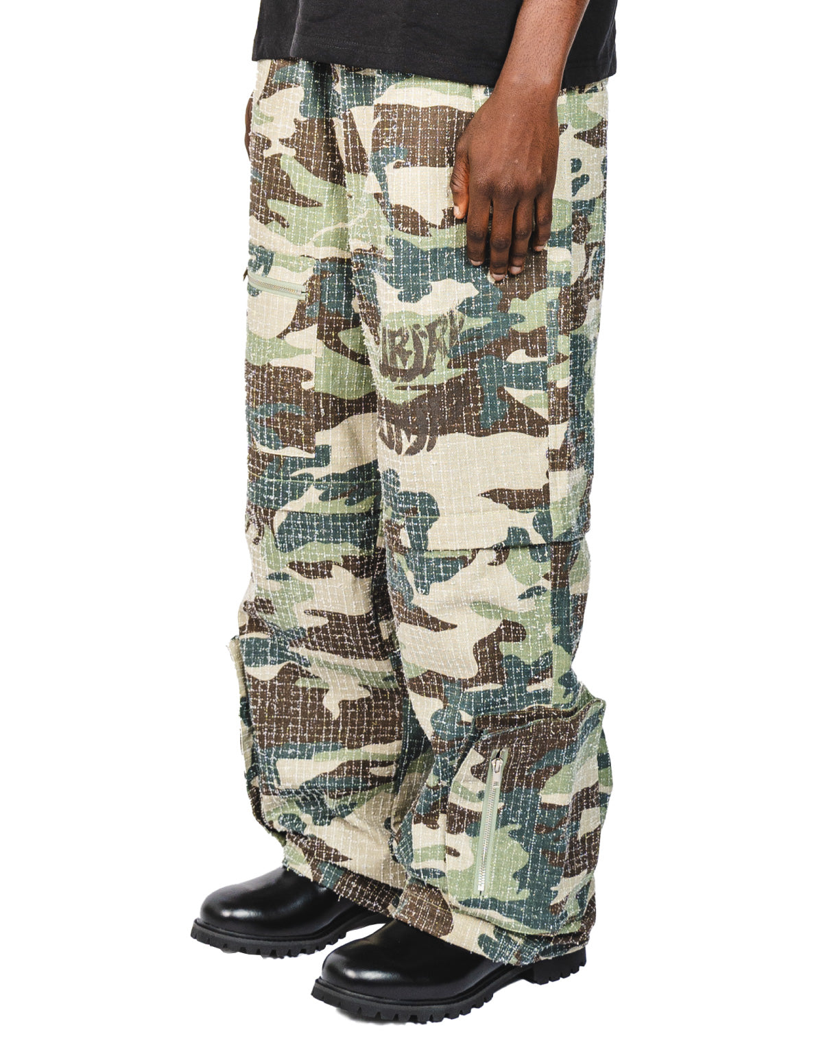 DISTRESSED CAMO PANTS / SHORTS