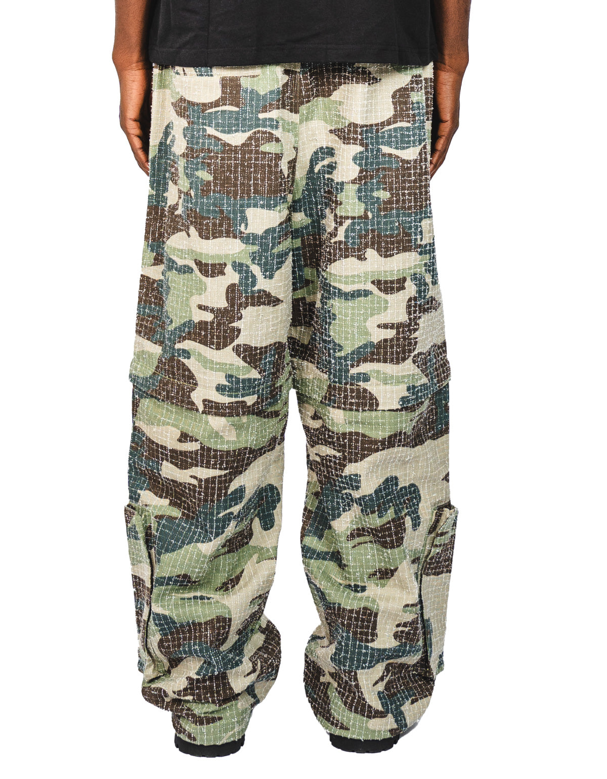 DISTRESSED CAMO PANTS / SHORTS