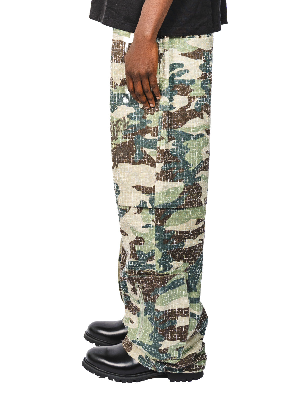 DISTRESSED CAMO PANTS / SHORTS