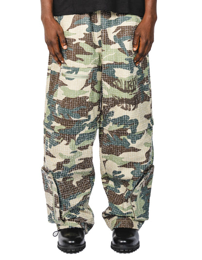 DISTRESSED CAMO PANTS / SHORTS